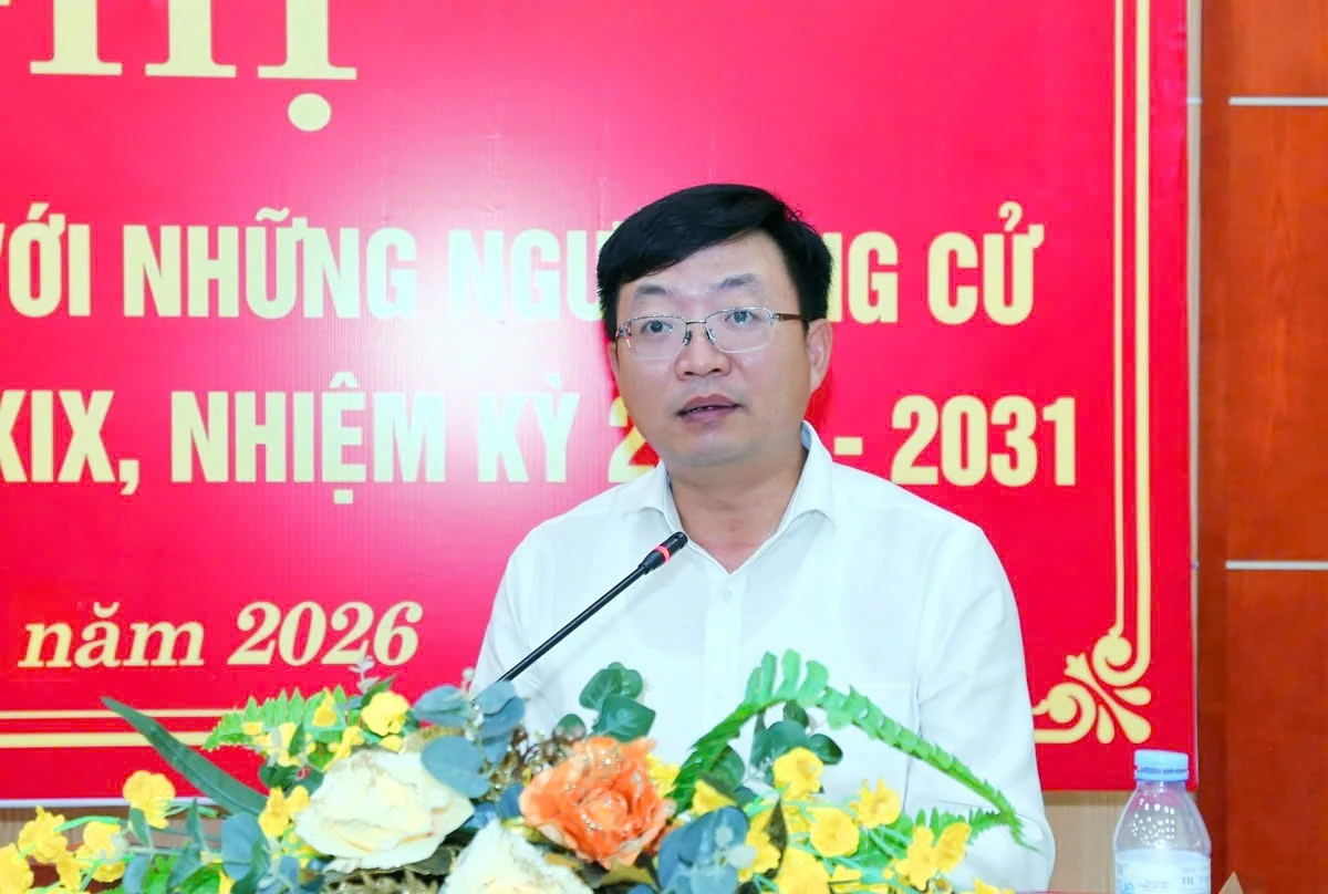 Phó Bí thư Thường trực Tỉnh ủy Nguyễn Hồng Phong và các ứng cử viên đại biểu HĐND tỉnh vận động bầu cử tại đơn vị bầu cử số 24