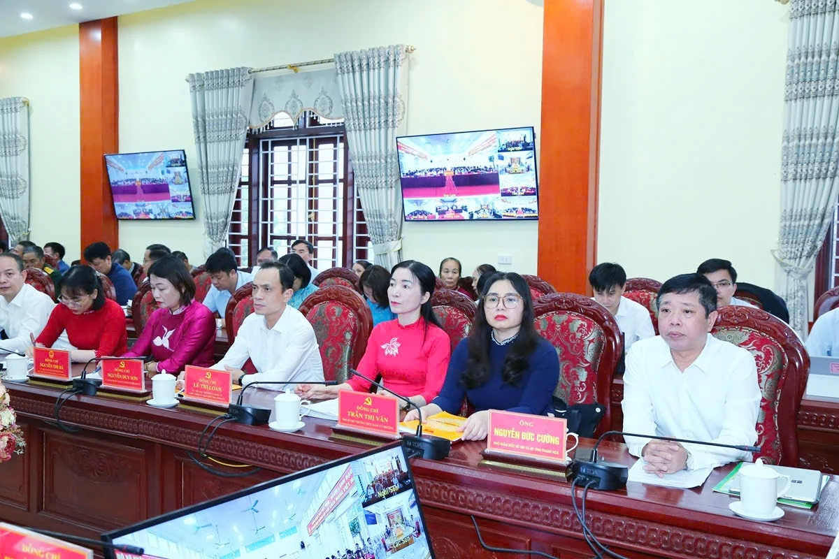 Phó Bí thư Thường trực Tỉnh ủy Nguyễn Hồng Phong và các ứng cử viên đại biểu HĐND tỉnh vận động bầu cử tại đơn vị bầu cử số 24