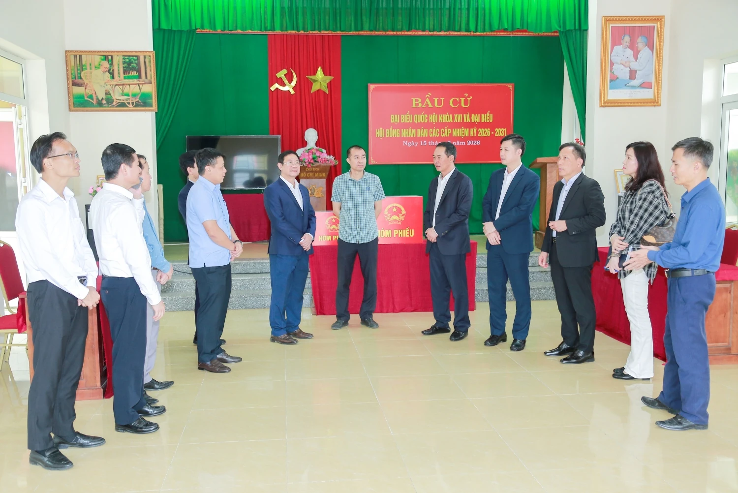 Phó Bí thư Tỉnh ủy, Chủ tịch Ủy ban MTTQ tỉnh Trịnh Tuấn Sinh kiểm tra công tác chuẩn bị bầu cử tại phường Sầm Sơn