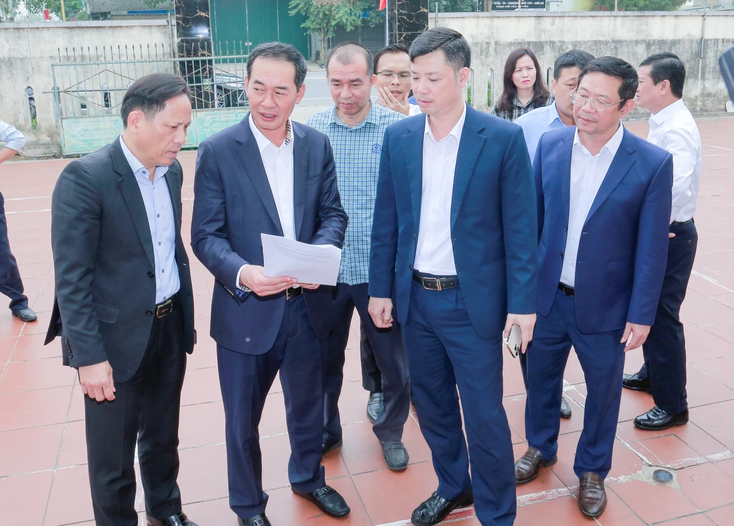 Phó Bí thư Tỉnh ủy, Chủ tịch Ủy ban MTTQ tỉnh Trịnh Tuấn Sinh kiểm tra công tác chuẩn bị bầu cử tại phường Sầm Sơn