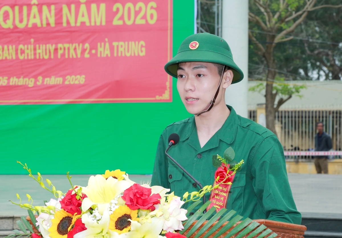 Phó Bí thư Tỉnh ủy, Chủ tịch Ủy ban MTTQ tỉnh Trịnh Tuấn Sinh dự lễ giao nhận quân tại xã Hoằng Hóa