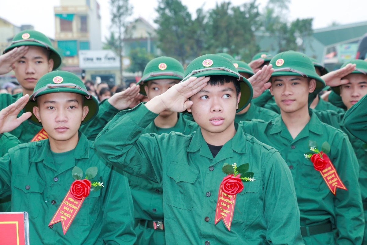 Phó Bí thư Tỉnh ủy, Chủ tịch Ủy ban MTTQ tỉnh Trịnh Tuấn Sinh dự lễ giao nhận quân tại xã Hoằng Hóa