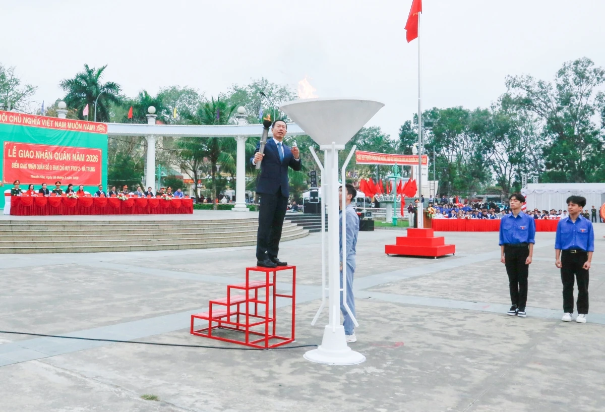 Phó Bí thư Tỉnh ủy, Chủ tịch Ủy ban MTTQ tỉnh Trịnh Tuấn Sinh dự lễ giao nhận quân tại xã Hoằng Hóa