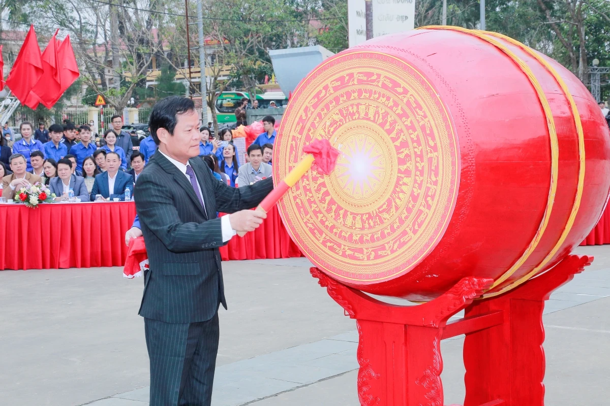 Phó Bí thư Tỉnh ủy, Chủ tịch Ủy ban MTTQ tỉnh Trịnh Tuấn Sinh dự lễ giao nhận quân tại xã Hoằng Hóa