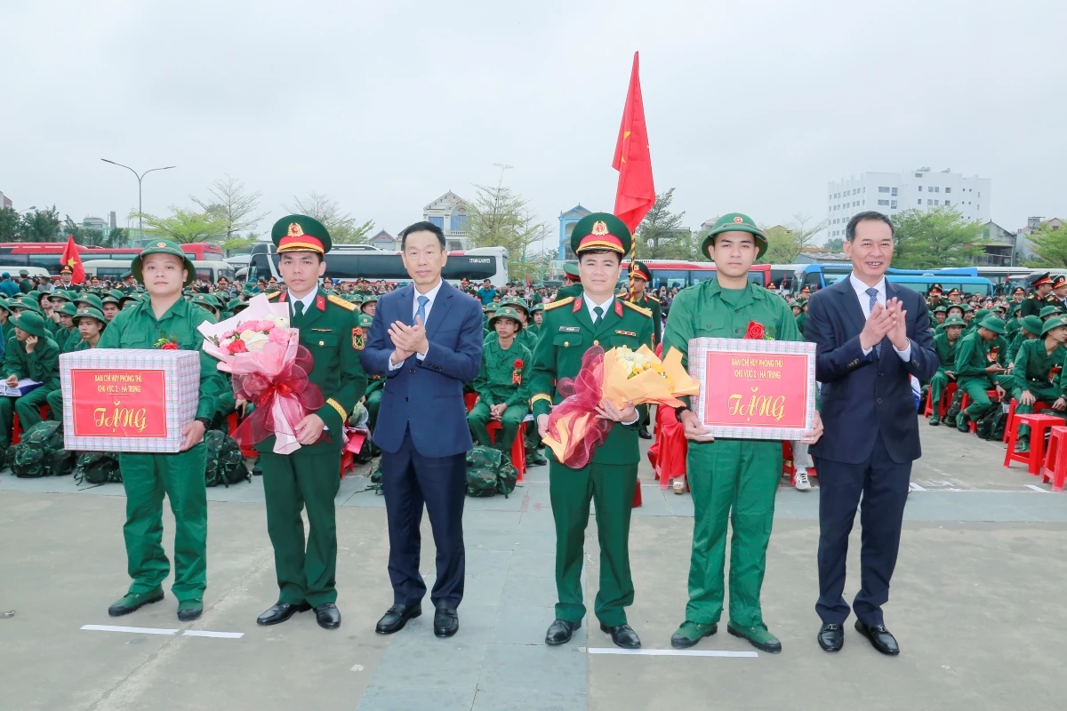 Phó Bí thư Tỉnh ủy, Chủ tịch Ủy ban MTTQ tỉnh Trịnh Tuấn Sinh dự lễ giao nhận quân tại xã Hoằng Hóa