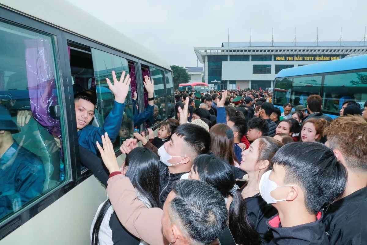 Phó Bí thư Tỉnh ủy, Chủ tịch Ủy ban MTTQ tỉnh Trịnh Tuấn Sinh dự lễ giao nhận quân tại xã Hoằng Hóa
