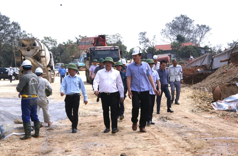 Phó Chủ tịch Thường trực UBND tỉnh Mai Xuân Liêm kiểm tra tiến độ thi công Dự án Khẩn cấp khắc phục hậu quả thiên tại công trình cầu Mọ
