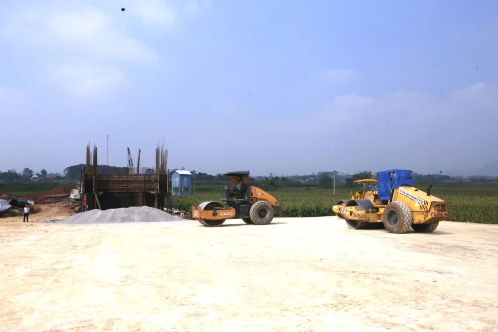 Phó Chủ tịch Thường trực UBND tỉnh Mai Xuân Liêm kiểm tra tiến độ thi công Dự án Khẩn cấp khắc phục hậu quả thiên tại công trình cầu Mọ