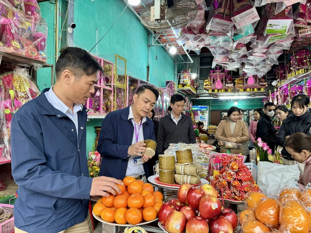 Ra quân kiểm tra an toàn thực phẩm lễ hội Xuân 2026