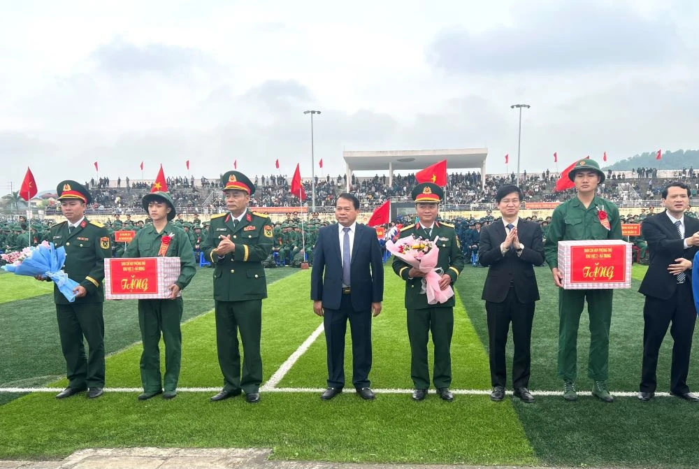 Thanh niên các địa phương hăng hái lên đường nhập ngũ