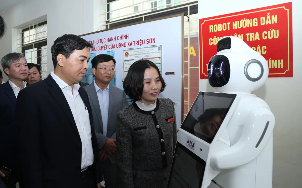 Chủ tịch UBND tỉnh Nguyễn Hoài Anh kiểm tra công tác chuẩn bị bầu cử và vận hành chính quyền địa phương 2 cấp tại xã Triệu Sơn