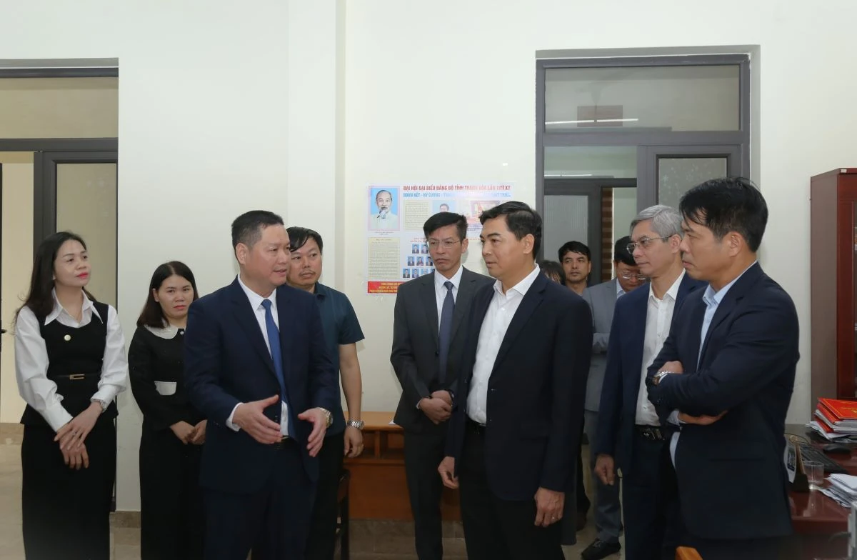 Chủ tịch UBND tỉnh Nguyễn Hoài Anh kiểm tra công tác chuẩn bị bầu cử và vận hành chính quyền địa phương 2 cấp tại xã Triệu Sơn