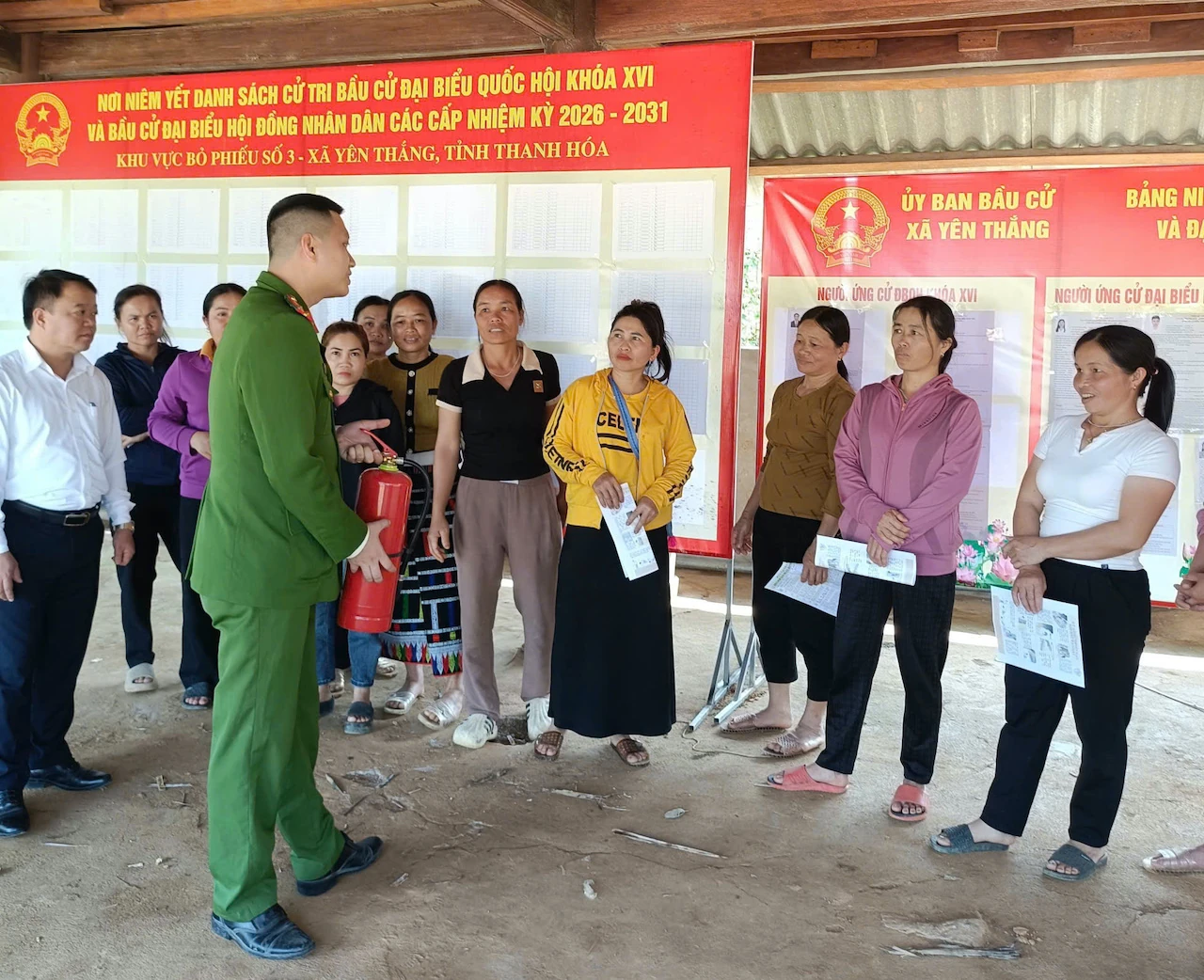 Đội Chữa cháy và CNCH khu vực 6 tuyên truyền, hướng dẫn an toàn PCCC tại các điểm bầu cử