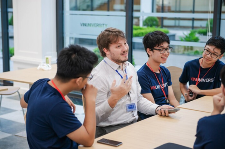 So sánh chương trình đào tạo Tâm lý học: Trường công lập truyền thống vs trường đại học quốc tế hóa