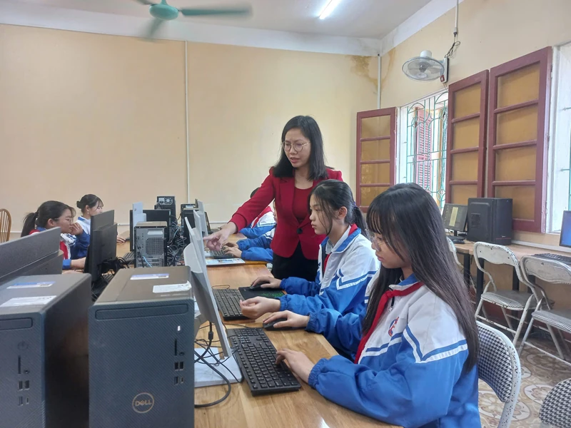 Nhiều khó khăn trong triển khai dạy môn Tin học