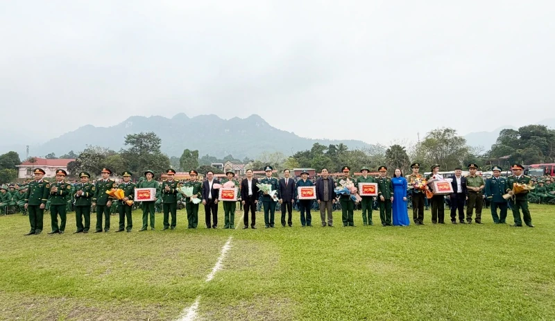 Thanh niên các địa phương hăng hái lên đường nhập ngũ