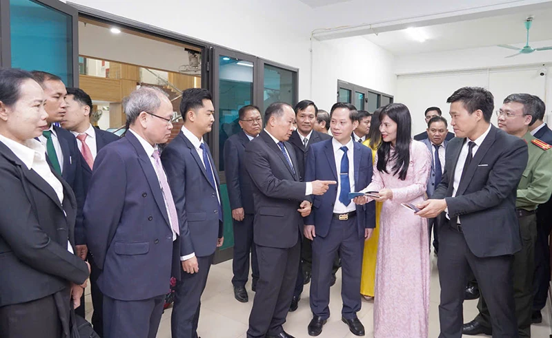 Đoàn đại biểu Bộ Công an Lào trao đổi, học tập kinh nghiệm tại Trung tâm hành chính công Công an tỉnh Thanh Hóa