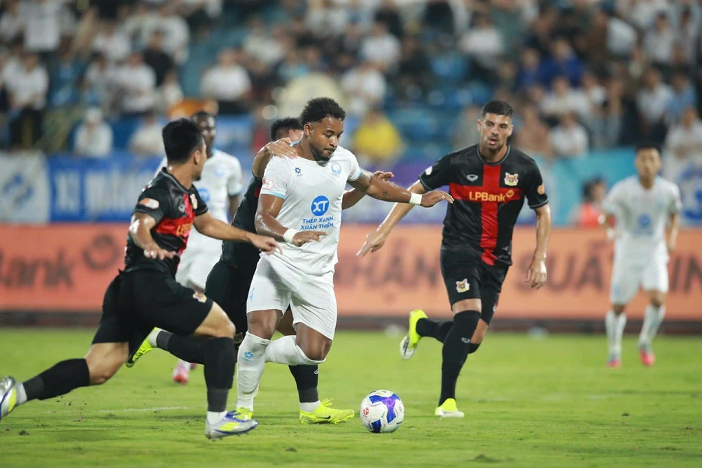 Nam Định ngược dòng kịch tính tại V.League; Arsenal xây chắc ngôi đầu Ngoại Hạng Anh