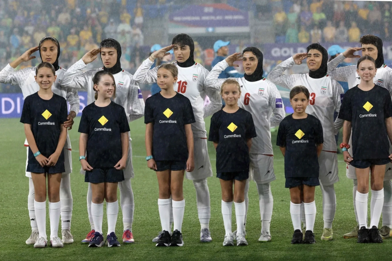 Thực hư thông tin ngoại binh SLNA sắp nhập quốc tịch Việt Nam; Tuyển nữ Iran hát quốc ca trở lại