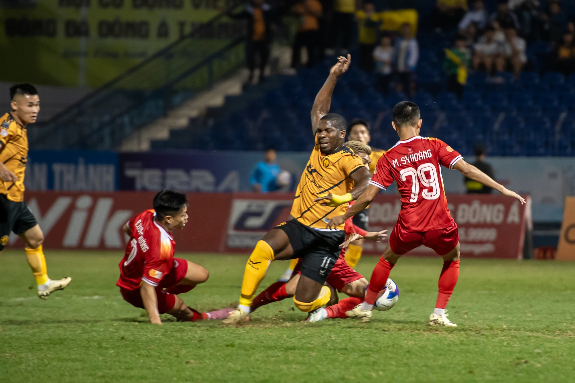 Đông Á Thanh Hóa gục ngã ở phút bù giờ trước Hà Tĩnh