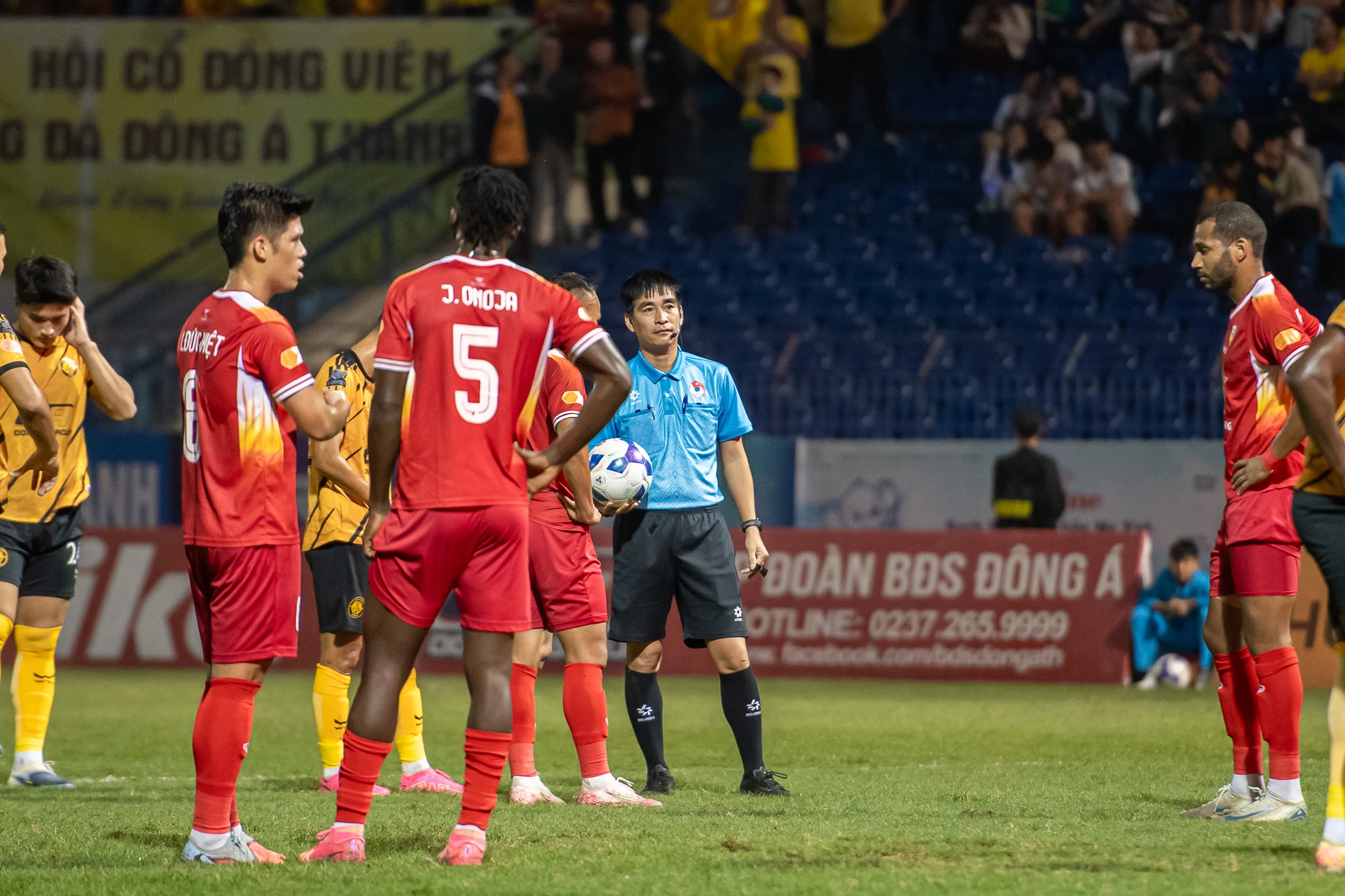 Đông Á Thanh Hóa gục ngã ở phút bù giờ trước Hà Tĩnh