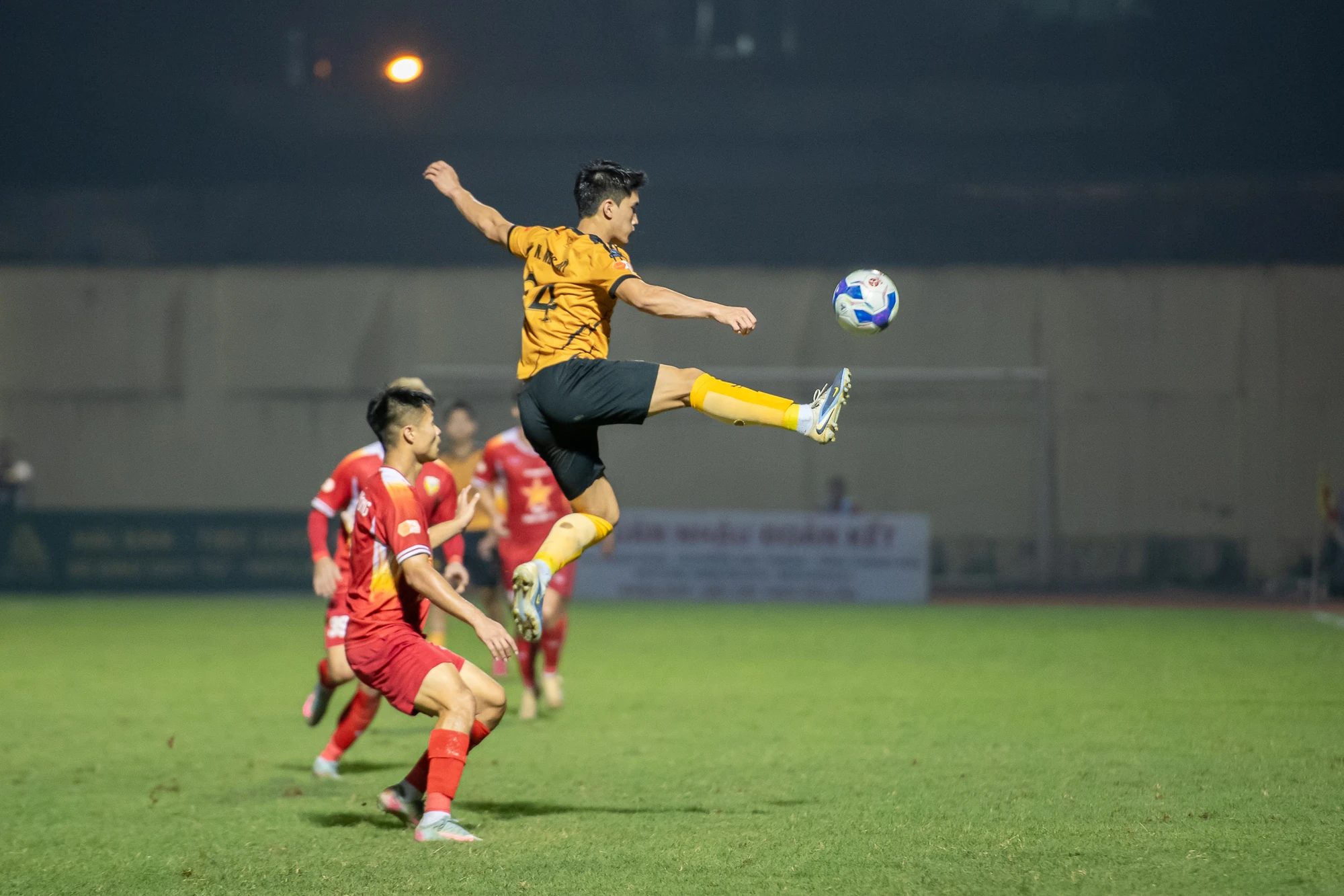 Đông Á Thanh Hóa gục ngã ở phút bù giờ trước Hà Tĩnh