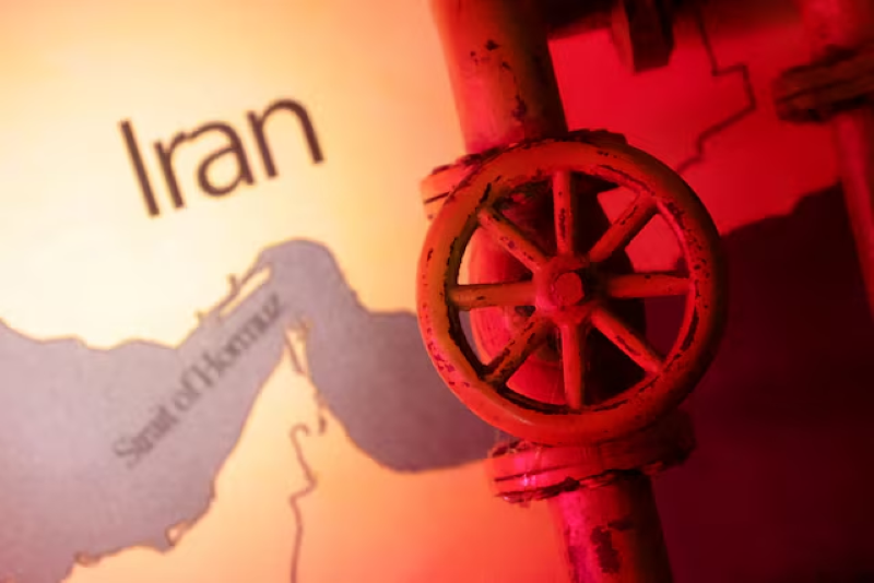Vận tải qua eo biển Hormuz bị tê liệt, hàng trăm tàu chở dầu mắc kẹt