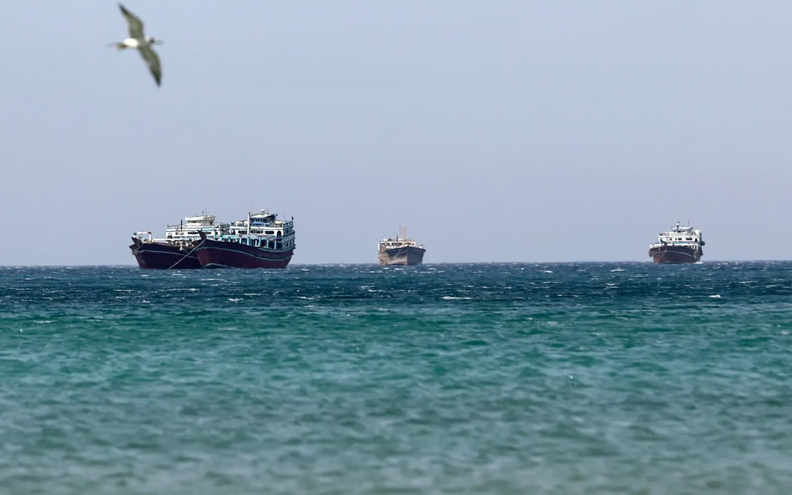 Iran đóng Eo biển Hormuz, tuyên bố “ đốt cháy” bất kỳ tàu nào đi qua