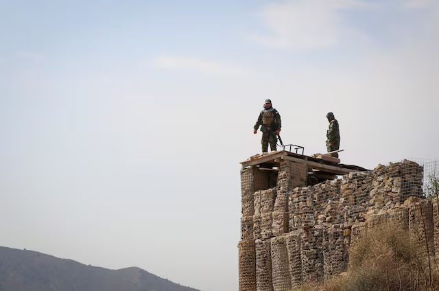 Lực lượng Afghanistan và Pakistan đấu pháo, không kích lẫn nhau