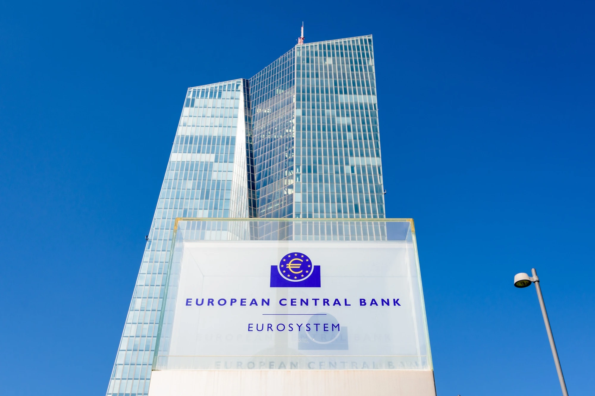 ECB sẵn sàng ứng phó các cú sốc kinh tế, ADB cảnh báo rủi ro nếu xung đột Trung Đông kéo dài