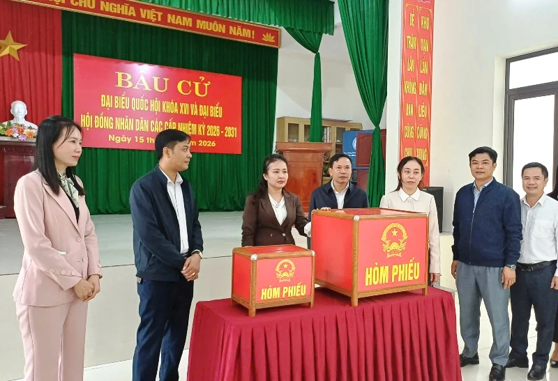 Phó Chủ tịch Ủy ban MTTQ tỉnh Lương Thị Hạnh kiểm tra công tác bầu cử