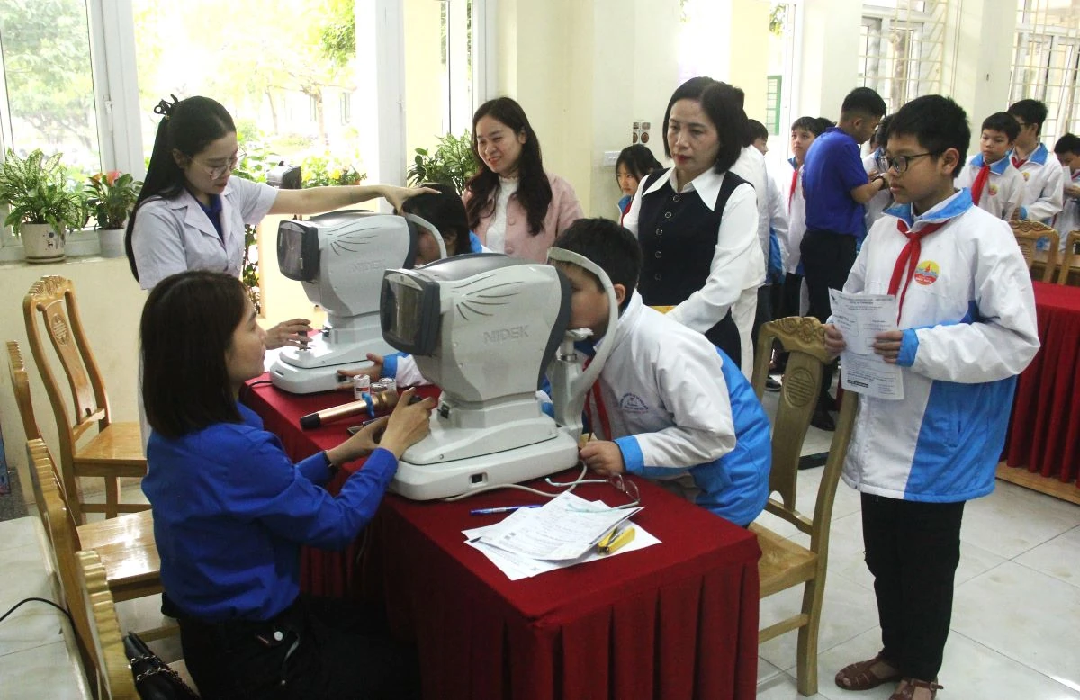 1.560 học sinh được khám mắt miễn phí