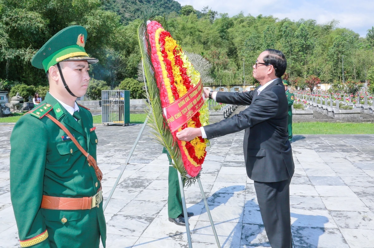 Phó Chủ tịch Quốc hội Trần Quang Phương dâng hương tưởng niệm các anh hùng liệt sĩ tại Nghĩa trang Liệt sĩ Quốc tế Đồng Tâm