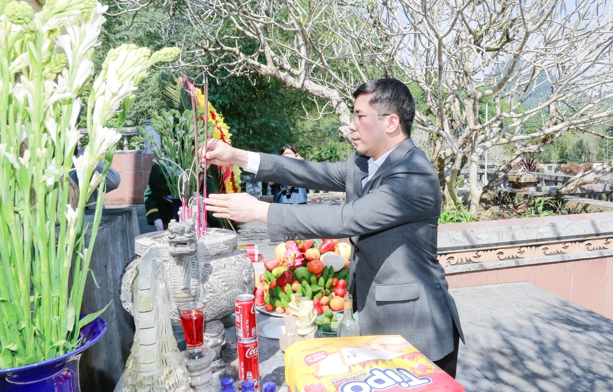 Phó Chủ tịch Quốc hội Trần Quang Phương dâng hương tưởng niệm các anh hùng liệt sĩ tại Nghĩa trang Liệt sĩ Quốc tế Đồng Tâm