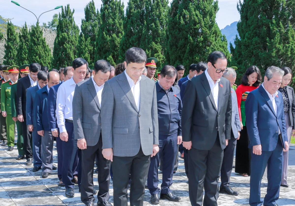 Phó Chủ tịch Quốc hội Trần Quang Phương dâng hương tưởng niệm các anh hùng liệt sĩ tại Nghĩa trang Liệt sĩ Quốc tế Đồng Tâm