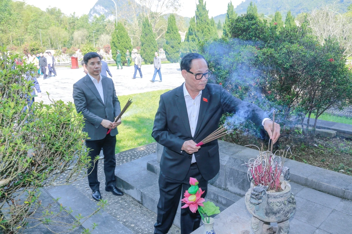 Phó Chủ tịch Quốc hội Trần Quang Phương dâng hương tưởng niệm các anh hùng liệt sĩ tại Nghĩa trang Liệt sĩ Quốc tế Đồng Tâm