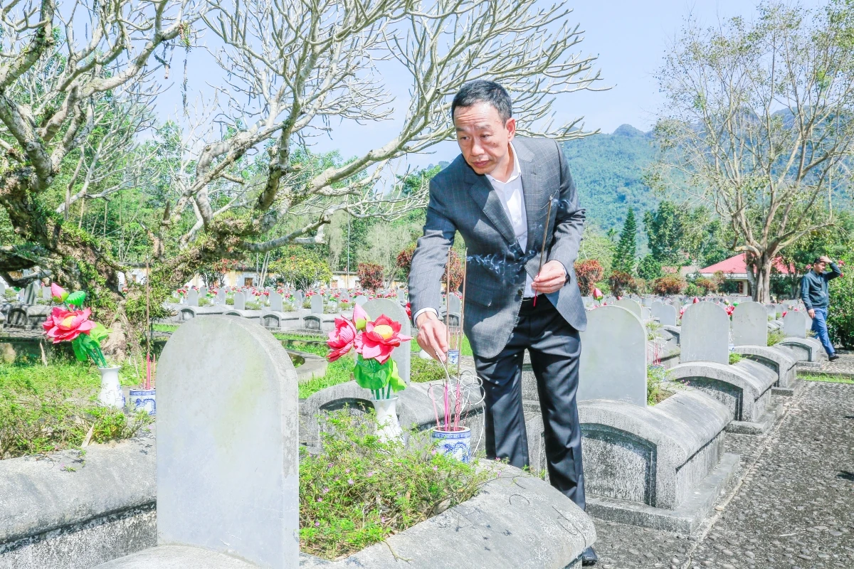 Phó Chủ tịch Quốc hội Trần Quang Phương dâng hương tưởng niệm các anh hùng liệt sĩ tại Nghĩa trang Liệt sĩ Quốc tế Đồng Tâm