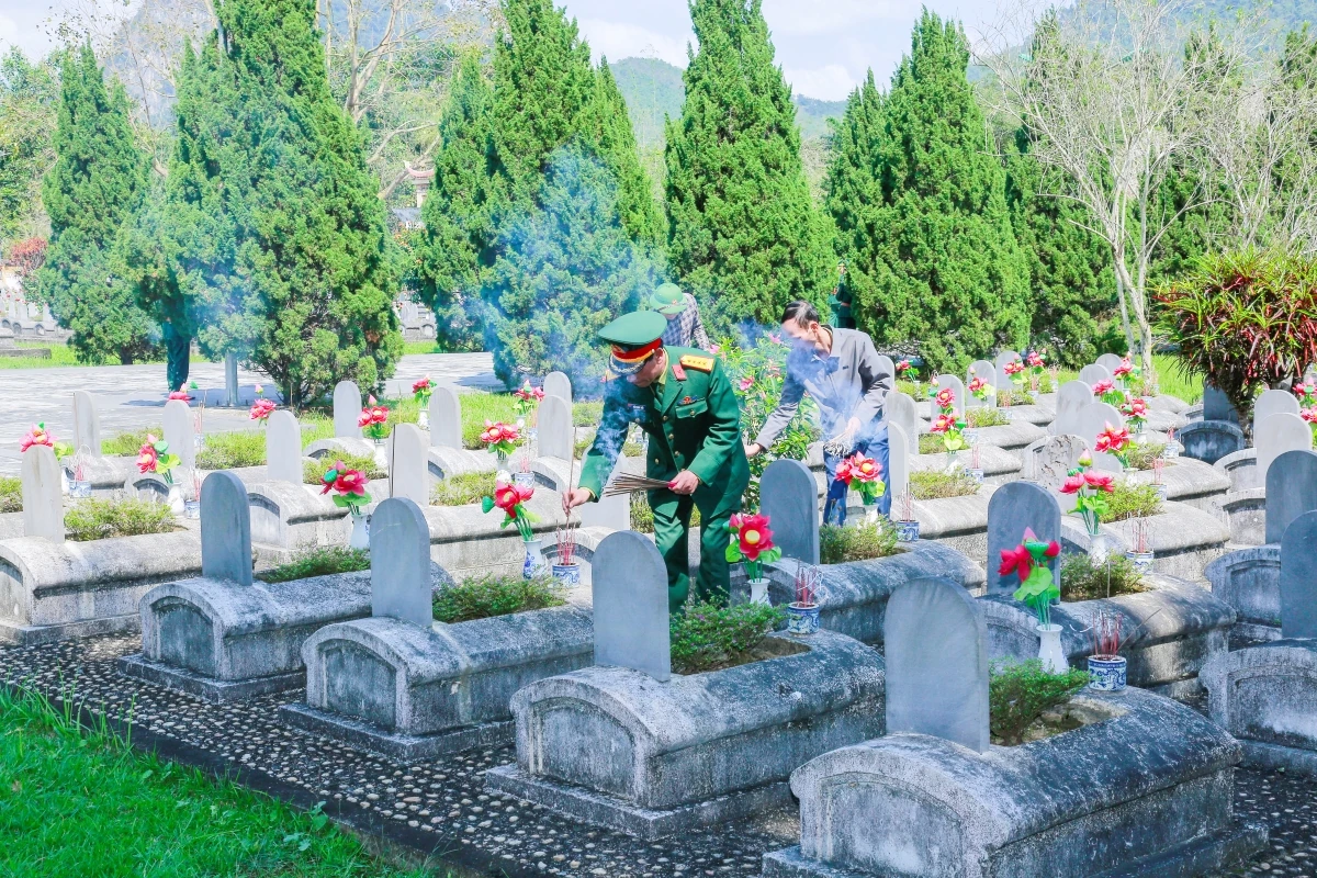 Phó Chủ tịch Quốc hội Trần Quang Phương dâng hương tưởng niệm các anh hùng liệt sĩ tại Nghĩa trang Liệt sĩ Quốc tế Đồng Tâm