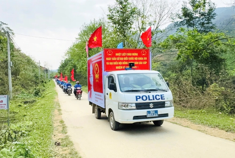 Tuyên truyền lưu động hướng về ngày bầu cử
