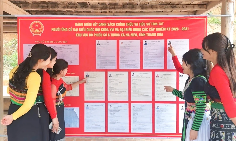 Cử tri miền núi tích cực tìm hiểu thông tin ứng cử viên