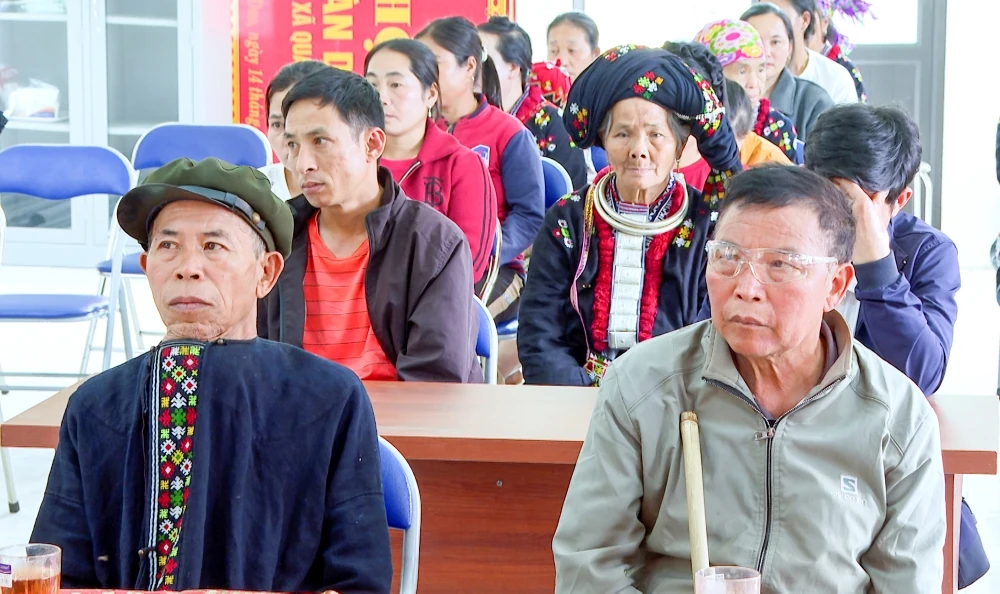 Cử tri miền núi tích cực tìm hiểu thông tin ứng cử viên