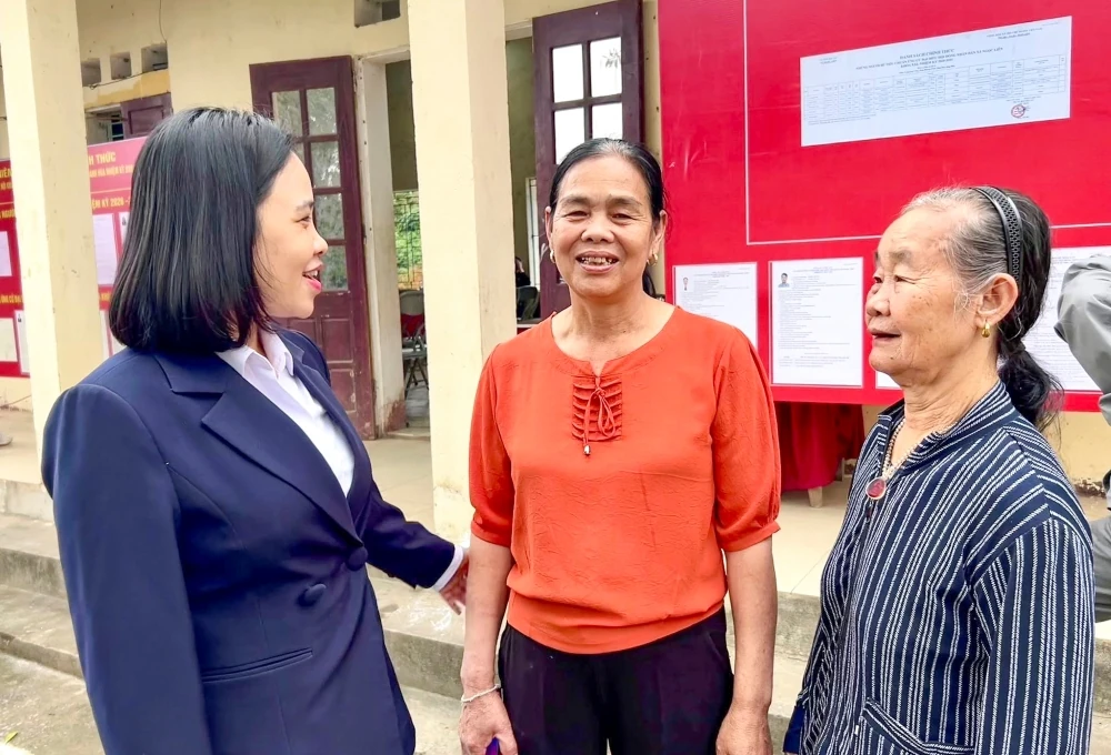 Cử tri miền núi tích cực tìm hiểu thông tin ứng cử viên
