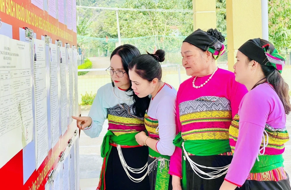 Cử tri miền núi tích cực tìm hiểu thông tin ứng cử viên