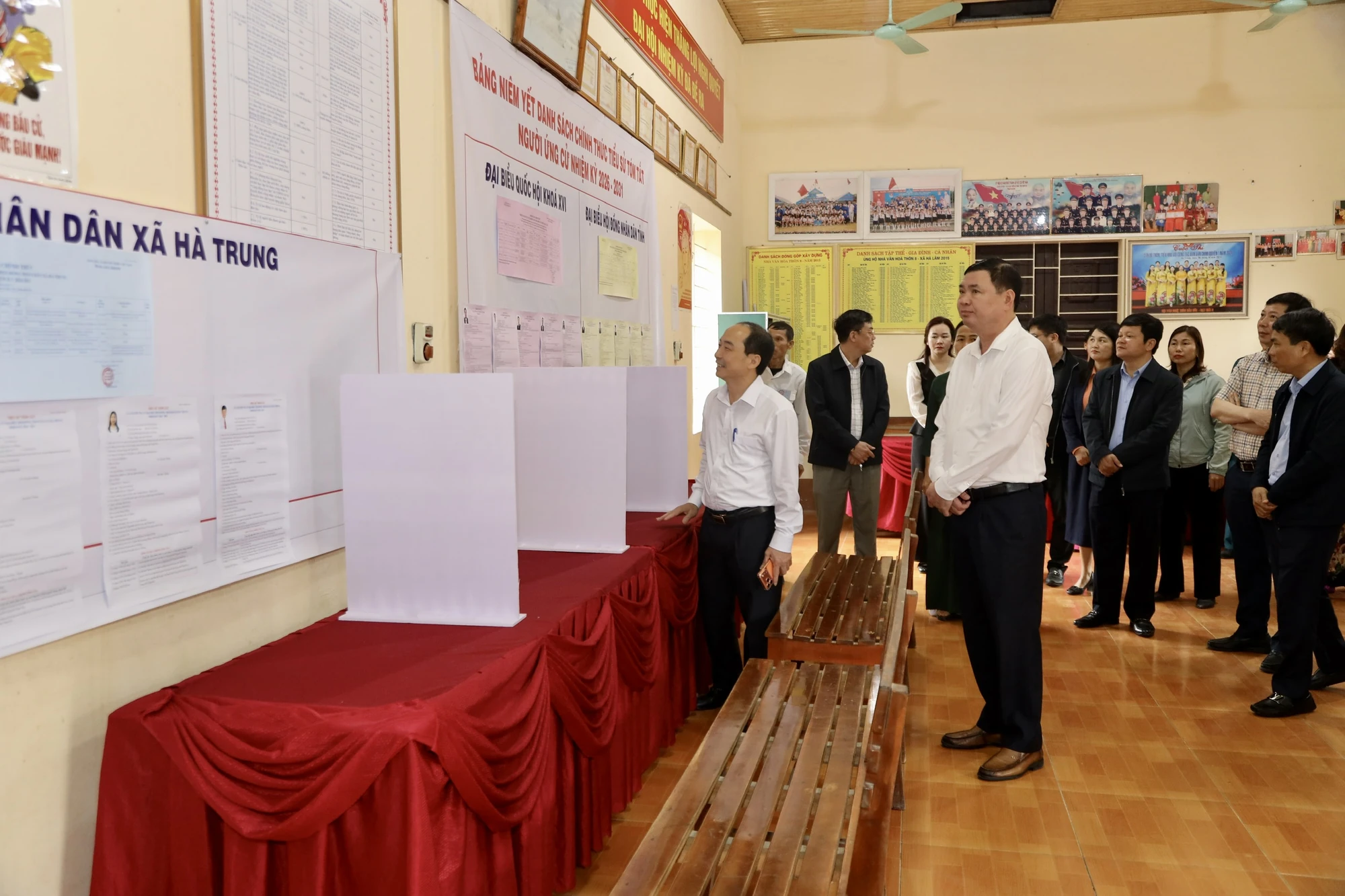 Phó Chủ tịch Thường trực HĐND tỉnh Lê Tiến Lam kiểm tra công tác chuẩn bị bầu cử tại 5 xã