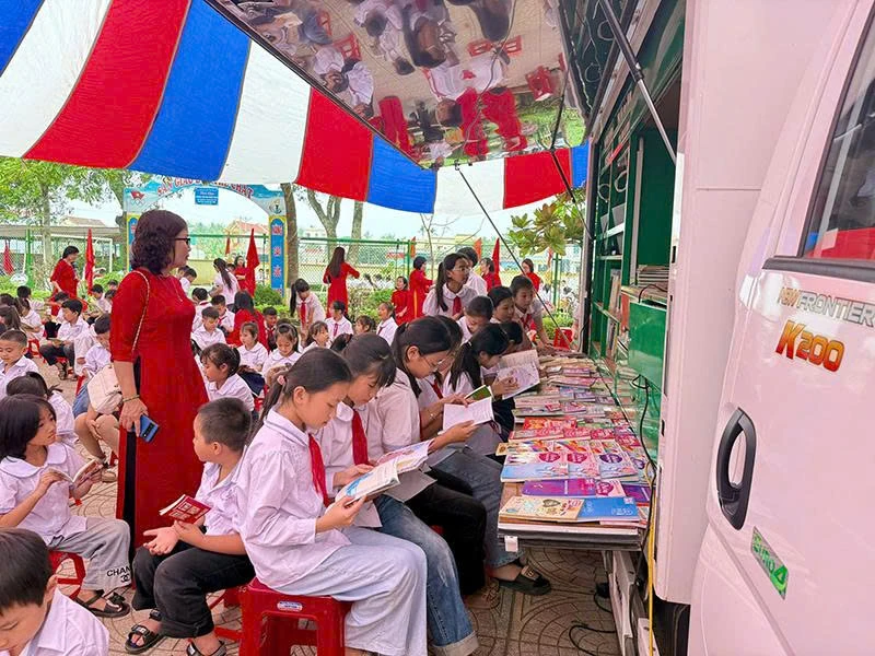 Từ trưng bày sách đến thư viện lưu động