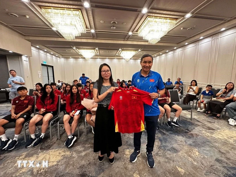 Tuyển bóng đá nữ Việt Nam truyền cảm hứng cho cộng đồng người Việt ở nước ngoài