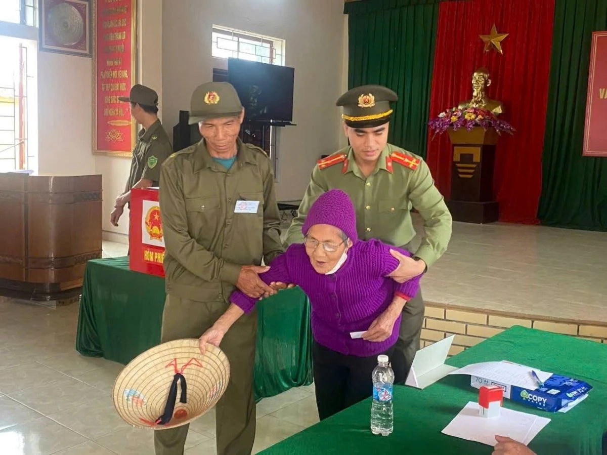 Hình ảnh đẹp của tuổi trẻ Công an Thanh Hóa trong ngày bầu cử