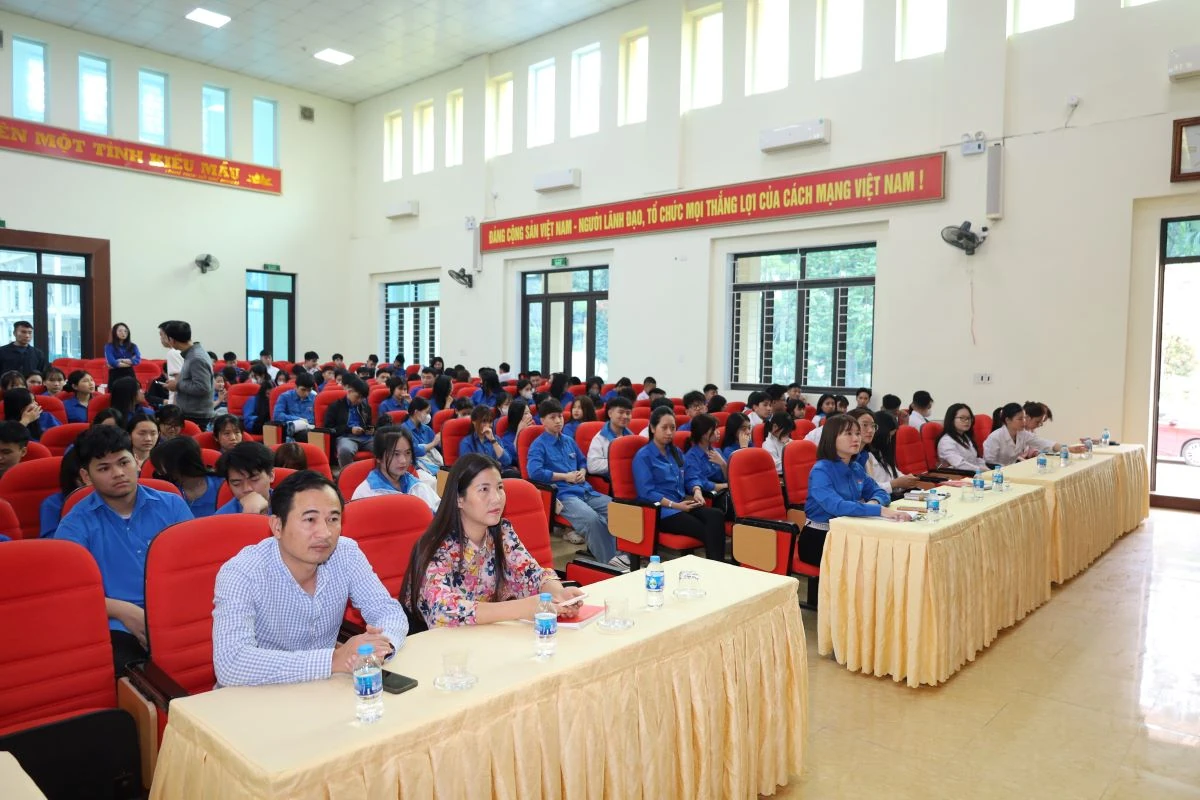 Tư vấn hướng nghiệp và tuyên truyền giáo dục sức khỏe giới tính cho thanh niên