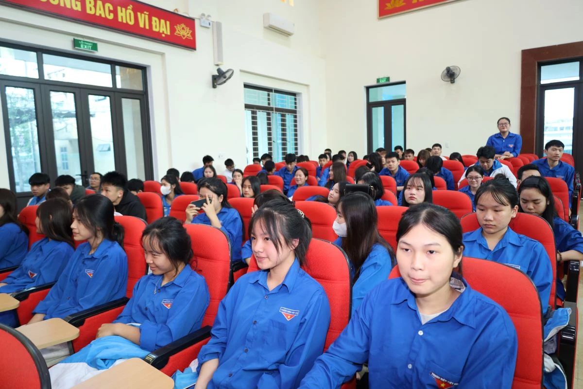 Tư vấn hướng nghiệp và tuyên truyền giáo dục sức khỏe giới tính cho thanh niên