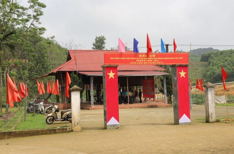 Phụ nữ Giàng Vìn hào hứng múa hát mừng cử tri đi bỏ phiếu